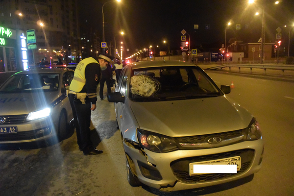 В Екатеринбурге водитель «Лады» насмерть сбил пешехода, который перебегал на «красный» - Фото 1
