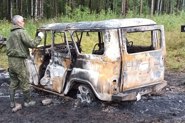 В лесу под Сысертью браконьеры обстреляли СОБРовцев и инспектора и сожгли их машину - Фото 1