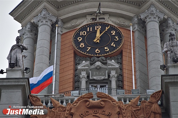 На здании городской администрации обновили государственный флаг - Фото 1