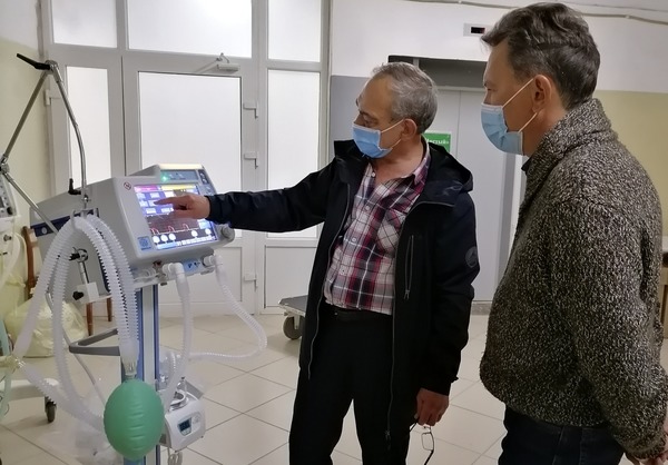 В Свердловских больницах ввели в эксплуатацию 80 новых аппаратов ИВЛ - Фото 1