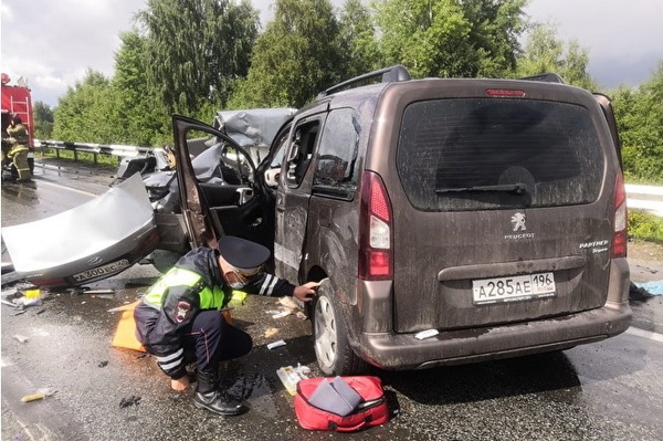 На Урале четыре человека погибли в ДТП на мокрой трассе - Фото 1