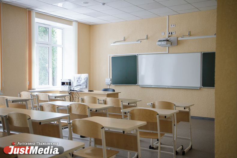 Школьники в коридоре. Закрытье на карантин 10 класса. Школы екатеринбурга закрывают. Какие школы в екатеринбурге закрыли на карантин. Школы екатеринбурга закрывают.