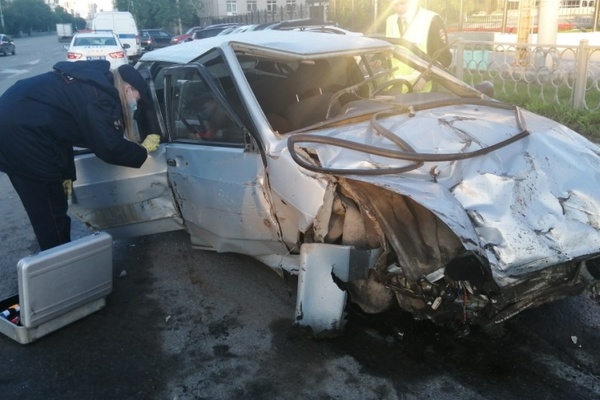 В Екатеринбурге 15-летний школьник угнал и разбил ВАЗ - Фото 1