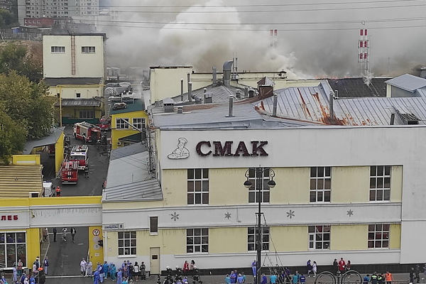 В центре Екатеринбурга горит комбинат «СМАК» - Фото 1