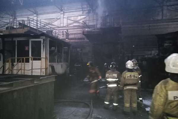 Ранним утром в одном из цехов Каменска-Уральского металлургического завода вспыхнул пожар - Фото 1