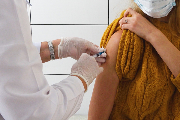 Клиники сети «РЖД-Медицина» на СвЖД  начали вакцинацию железнодорожников и населения против гриппа - Фото 1