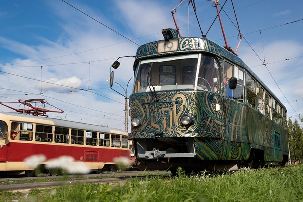 В Екатеринбурге начнет ходить каллиграфический трамвай с хорошими пожеланиями - Фото 1