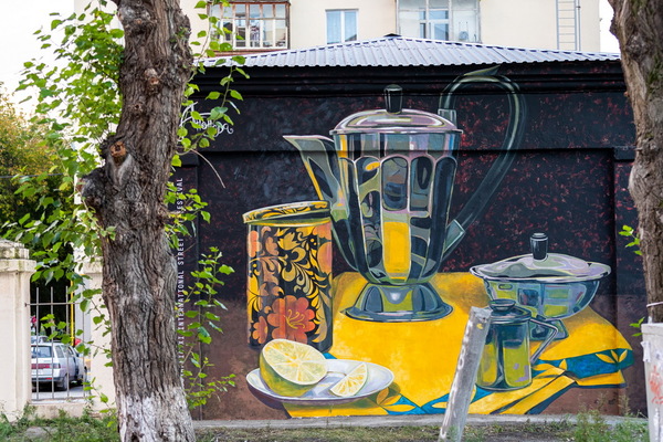 Стену техподстанции на ВИЗе украсил яркий натюрморт с чайником и лимоном - Фото 1
