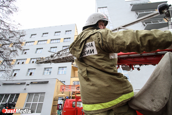 На ВИЗе пожарные спасли с балкона горящей квартиры двух человек - Фото 1