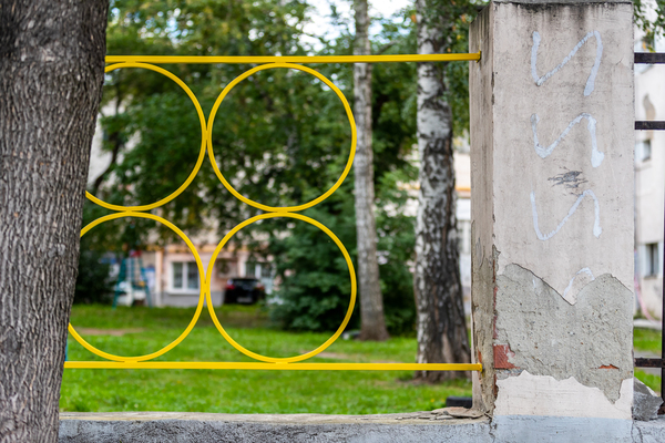 В Екатеринбурге художник украсил стены зданий и дворы яркими железными конструкциями - Фото 1