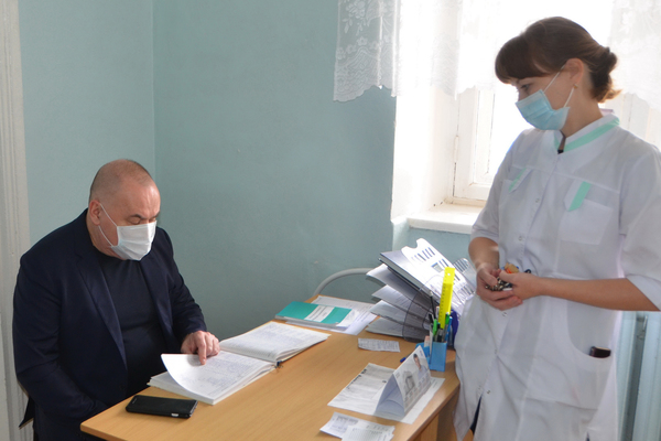 Министр Андрей Карлов взял под личный контроль решение кадровых вопросов и ремонт больницы в поселке Восточный  - Фото 1