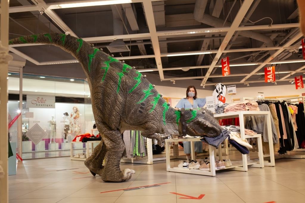 Динозавры екатеринбург. Динозавр в сварочном костюме. Когда откроются динозавры в Екатеринбурге 2022.