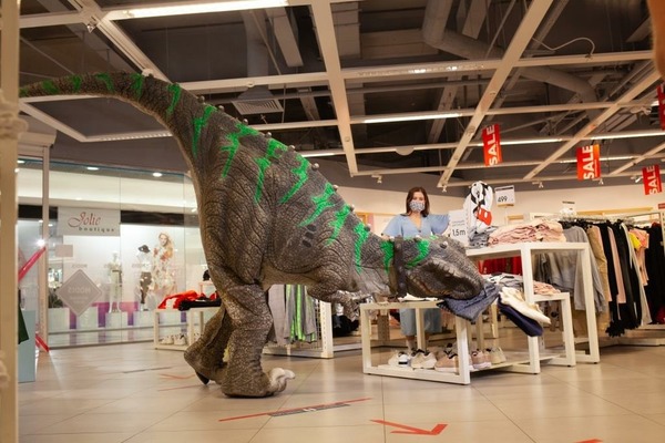 Динозавры в огромной маске и розовой пачке прогулялись по Екатеринбургу - Фото 1