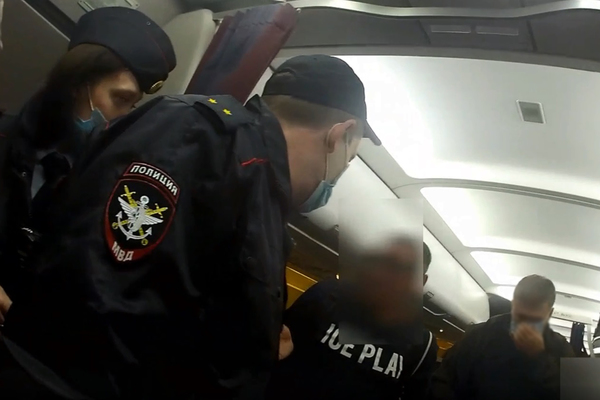 Житель Екатеринбурга в самолете из Симферополя напился и стал угрожать убийством бортпроводникам - Фото 1