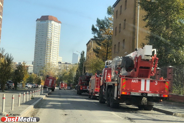 «Видимо, крупный пожар». В Екатеринбурге по Готвальда пронеслись 10 пожарных машин - Фото 1