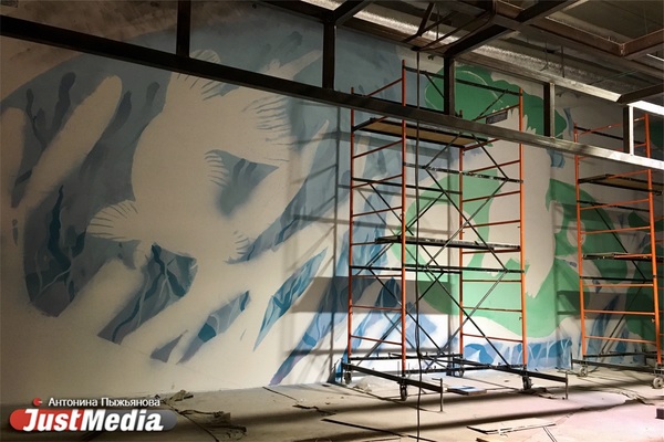 В первом фудмаркете Екатеринбурга «Estory» уличные художники начали расписывать стены - Фото 1