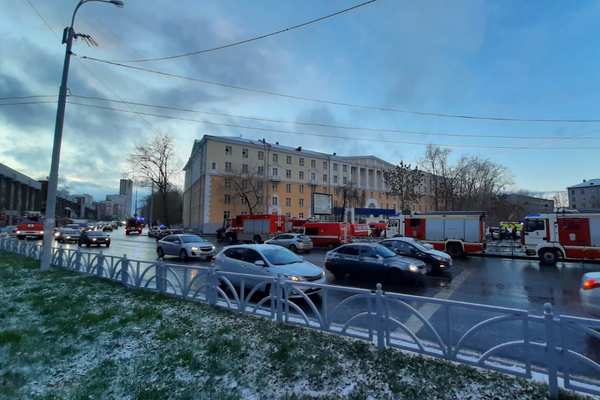 В Екатеринбурге из общежития Горного университета из-за горящего потолка эвакуировали 300 человек - Фото 1