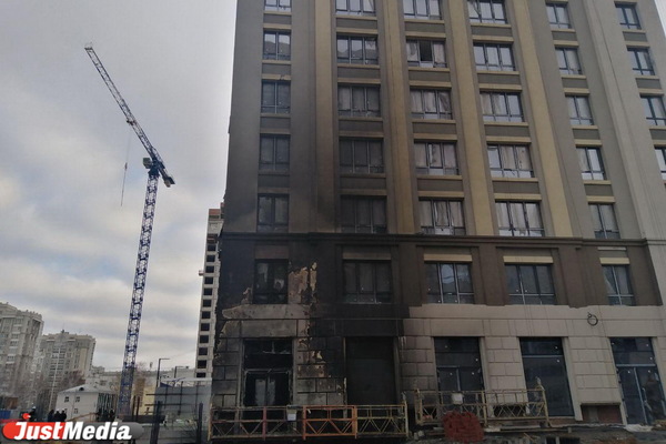 В Екатеринбурге на Щорса полыхает фасад строящейся многоэтажки - Фото 1