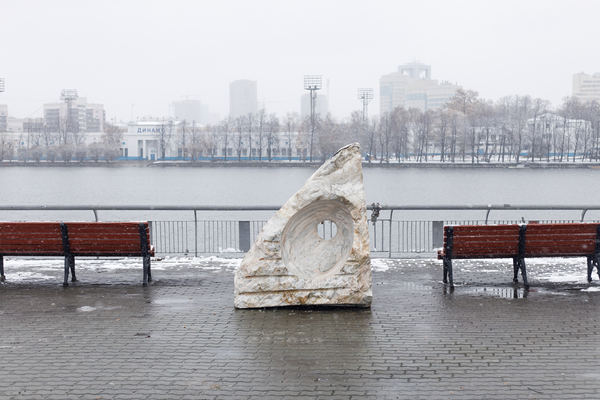 В Екатеринбурге на набережной Исети у «Драмы» появился «Поющий камень»  - Фото 1