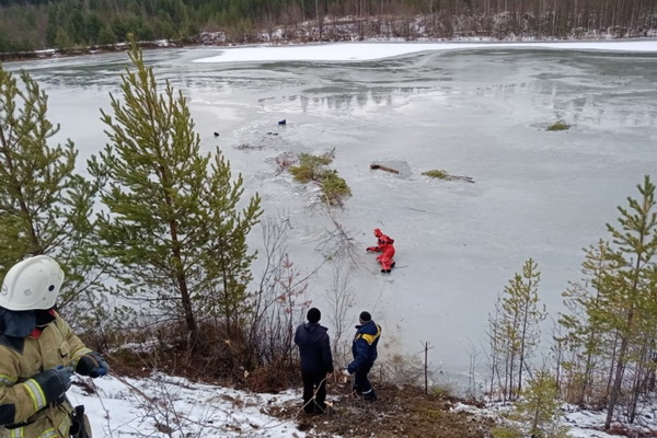 В Свердловской области на затопленном песчаном карьере, провалившись под лед, утонул рыбак - Фото 1