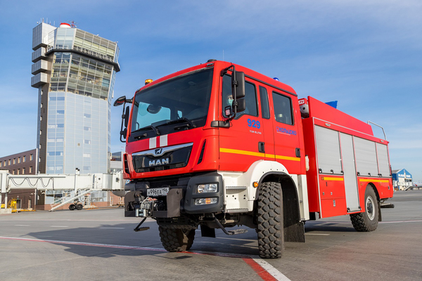 В Кольцово появился «скоростной» пожарный автомобиль с цистерной, где подогревается вода   - Фото 1