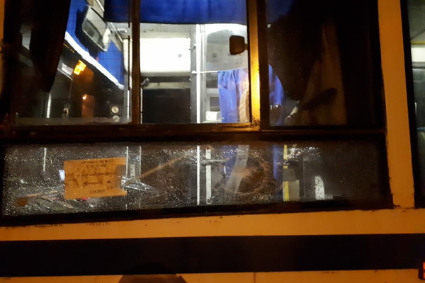 В Екатеринбурге неизвестный расстрелял автобус №45 - Фото 1