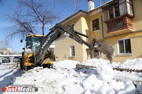 Последствия первого серьезного снегопада в Свердловской области ликвидируют 356 машин - Фото 1
