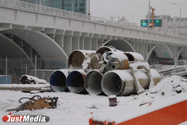В Екатеринбурге начали второй этап реконструкции Макаровского моста. Гуляем по стройке вместе с JustMedia.ru - Фото 1