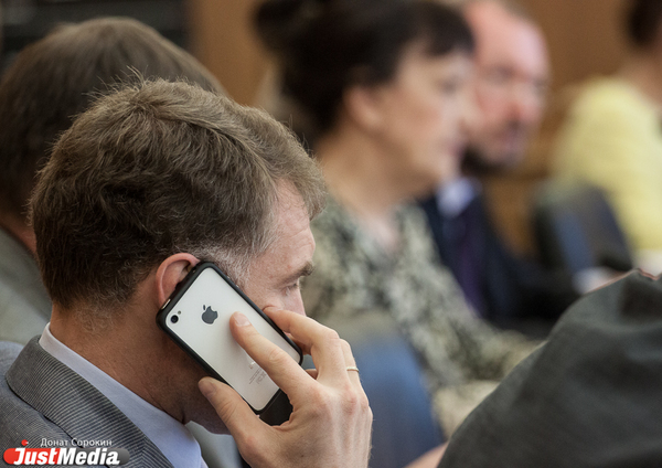 Депутатов Заксобрания обеспечат мобильной связью в 2021 году на 350 тысяч рублей - Фото 1