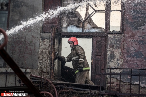 В Горном Щите пять пожарных машин боролись с огнем в частном доме на две семьи - Фото 1