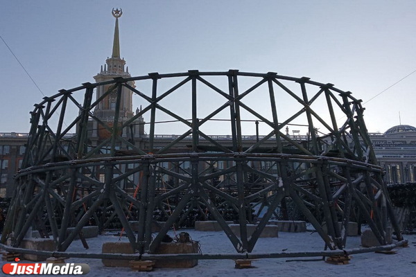 Елка, фестиваль и торговые точки. Рассказываем, как все-таки будет выглядеть ледовый городок в Екатеринбурге в пандемию - Фото 1