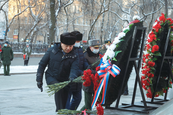 Свердловчане возложили цветы к памятнику Георгию Жукову - Фото 1