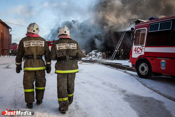 В Екатеринбурге ночью из-за пожара из десятиэтажки эвакуировались 30 человек - Фото 1