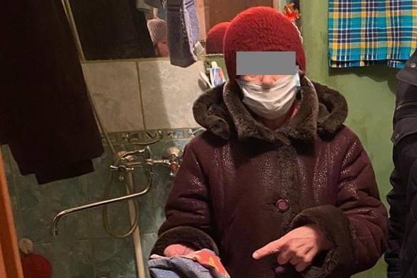 Пенсионерка из Екатеринбурга зарубила сына топором и пыталась инсценировать уличное нападение - Фото 1