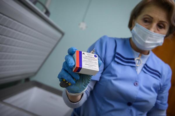 Еще 2100 доз вакцины от коронавируса прибыли в Свердловскую область - Фото 1