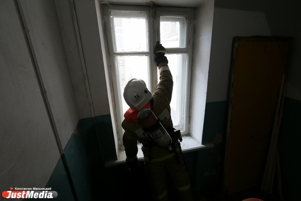 В Екатеринбурге в полночь из горячей пятитажки эвакуировали 19 человек - Фото 1
