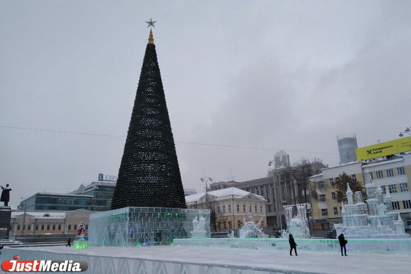 В Екатеринбурге на площади 1905 года открыли ледовый городок - Фото 1