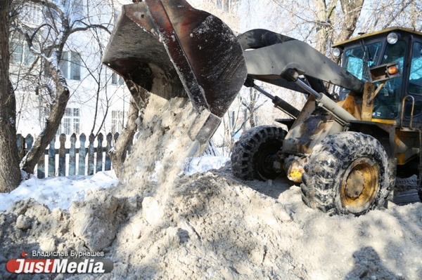 Екатеринбургские коммунальщики круглосуточно вывозят снег с улиц города - Фото 1