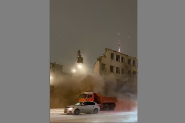 Во время сноса здания ПРОМЭКТа в Екатеринбурге стена рухнула на проезжую часть - Фото 1