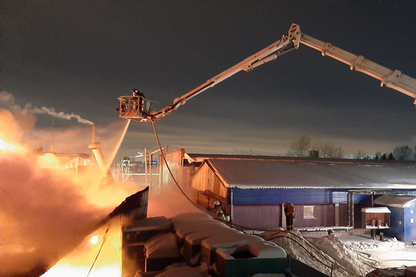 В Екатеринбурге ночью во время сильного пожара на складе со вторсырьем рухнула крыша - Фото 1