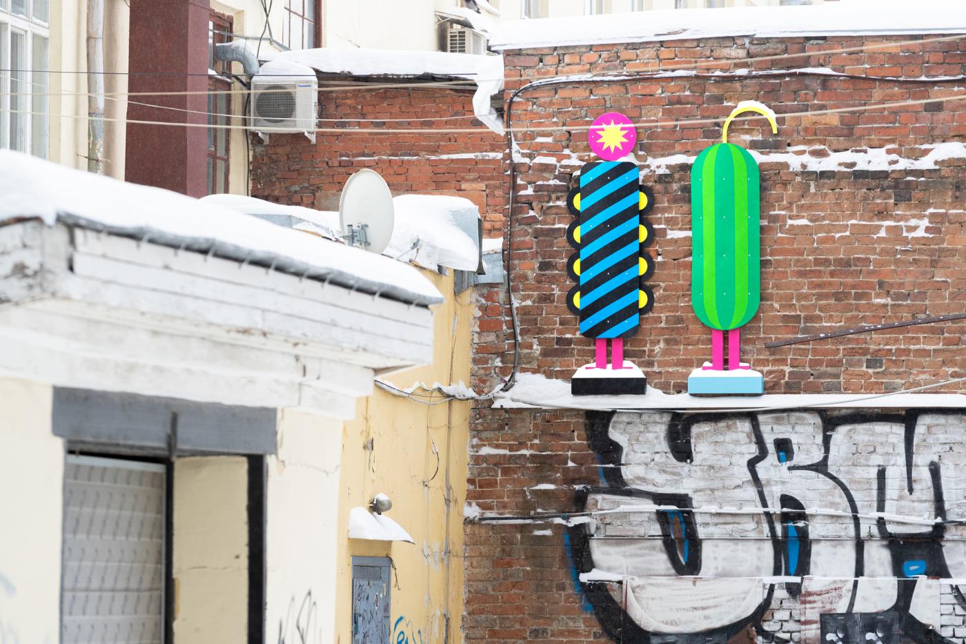 На зданиях Екатеринбурга появились пестрые инопланетные человечки в форме огурца, елки и геометрических фигур - Фото 1