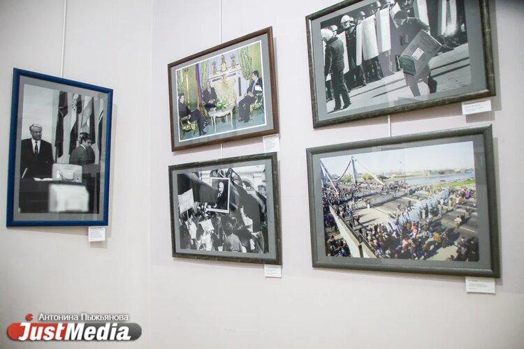 «Первый»: в Екатеринбурге открылась фотовыставка, приуроченная к юбилею Бориса Ельцина. - Фото 1