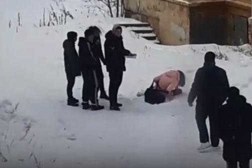 СК начал проверку по факту жестокого избиения девушки толпой подростков  - Фото 1