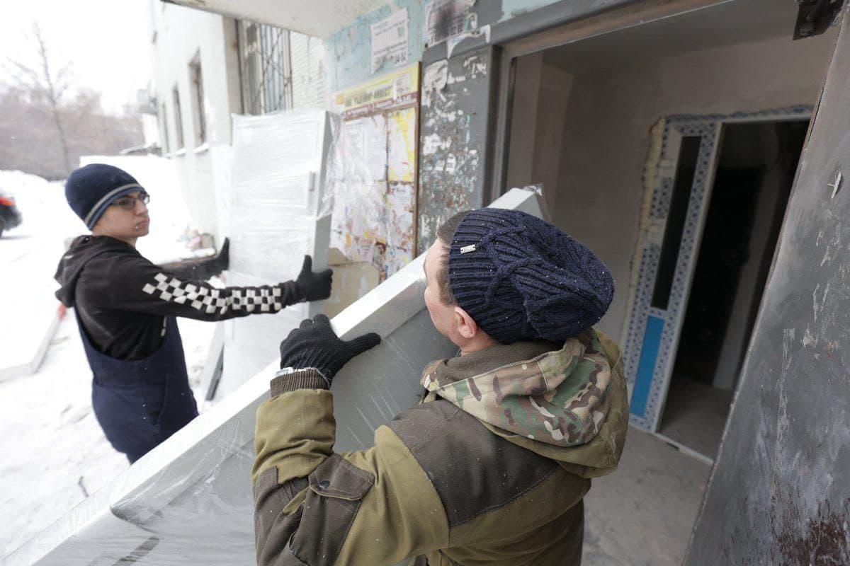 «Спасибо вам за ваш труд». Ремонт в сгоревшем подъезде на Рассветной почти завершен - Фото 1