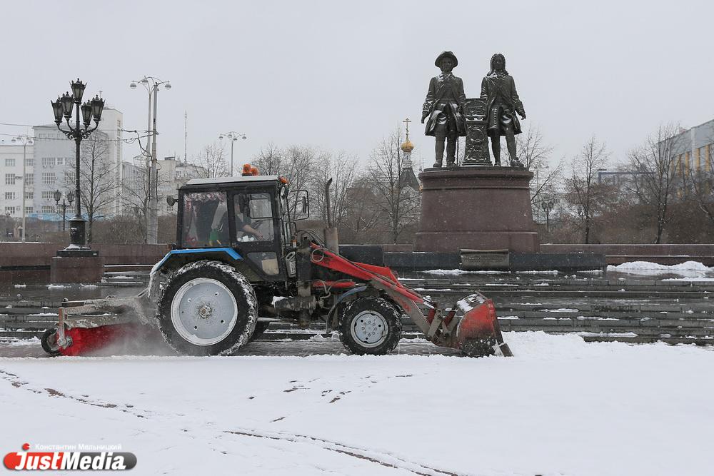 Круглосуточная уборка уральской столицы продолжается даже в морозы - Фото 1