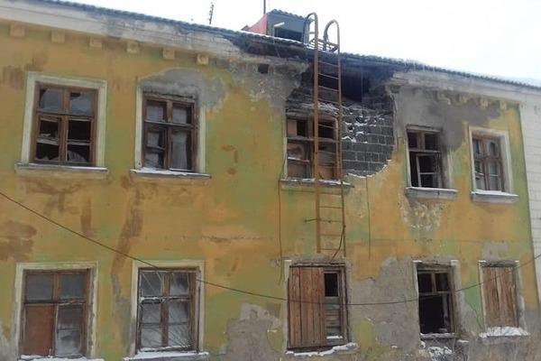 В Первоуральске соцзащита может забрать детей у женщины из аварийного дома за пикет - Фото 1