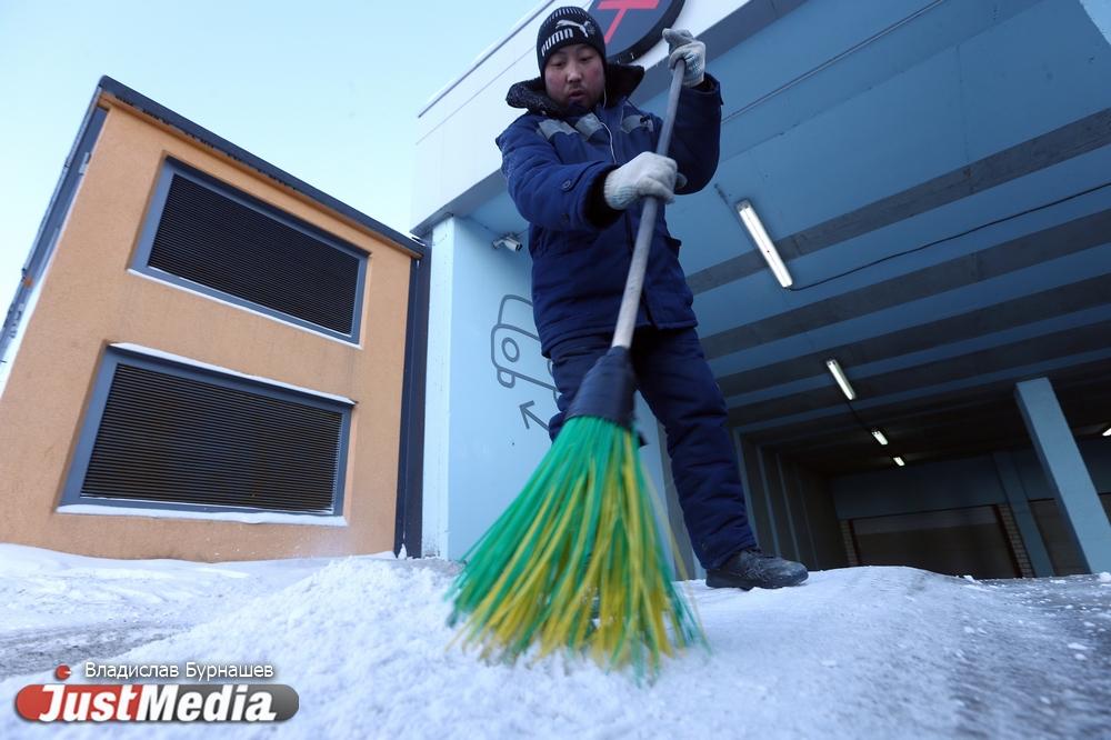 Дворник Суюнбек Кулмурзаев: «В Кыргызстане тепло, Екатеринбург – ё, мороз». В столице Урала -13 градусов - Фото 1