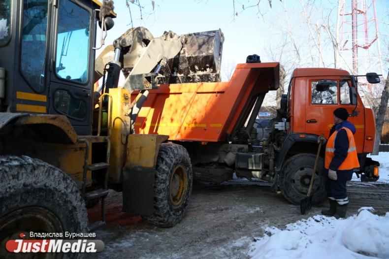 В Екатеринбурге начали активно чистить тротуары и остановки - Фото 1