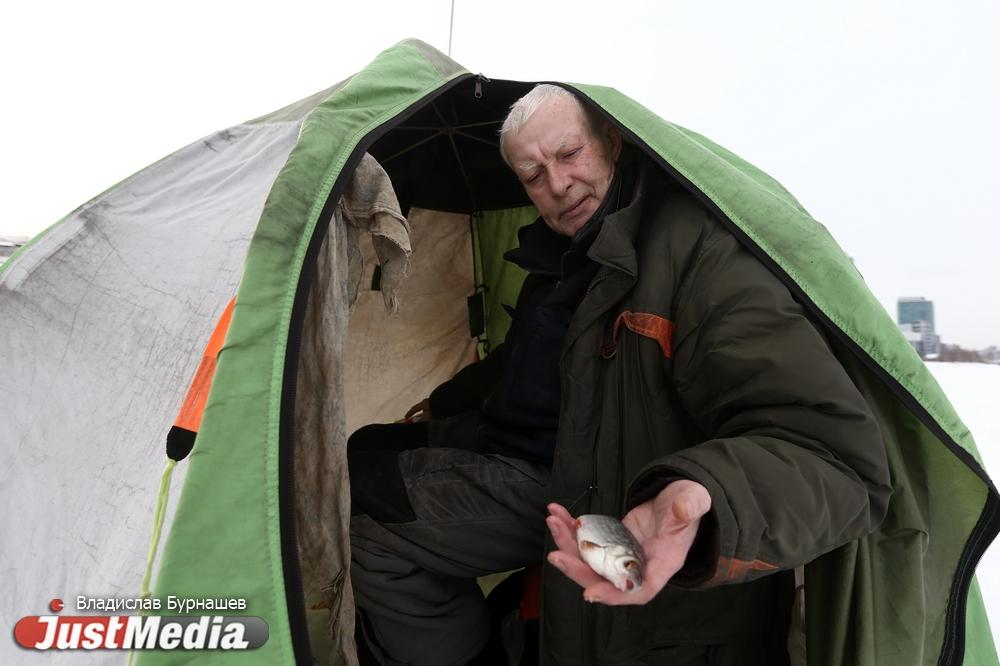 Рыбак Николай Сумкин: «Перед тем, как идти на рыбалку, я, прежде всего, смотрю прогноз погоды». В Екатеринбурге -3 градуса - Фото 1