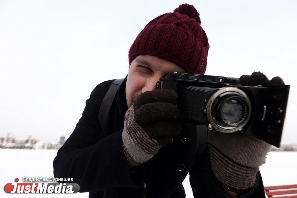 Историк Василий Запарий: «Потеплело, поэтому я решил поснимать на пленку, она красиво нарисует то, что мы видим». В Екатеринбурге -3 градуса - Фото 1